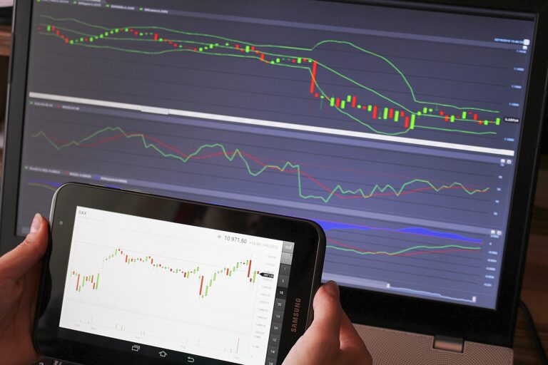 Exploring the Pros and Cons of Trade Finance Instruments for Small and Medium-Sized Importers and Exporters